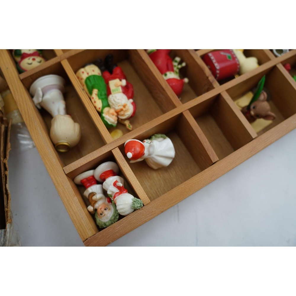 Vintage Enesco Wooden Advent Shadow Box With Mini Christmas Figurines - Picture 12 of 15
